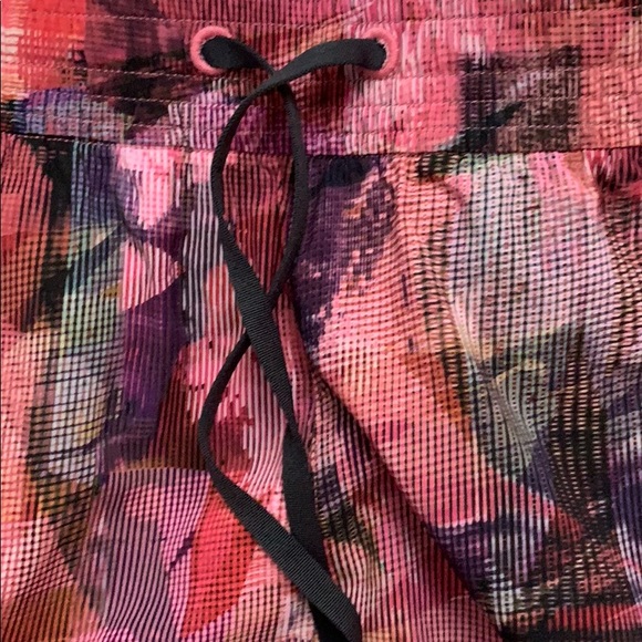 Lululemon Spring Break Away Short NWT Size 6 UNZU - Picture 6 of 7